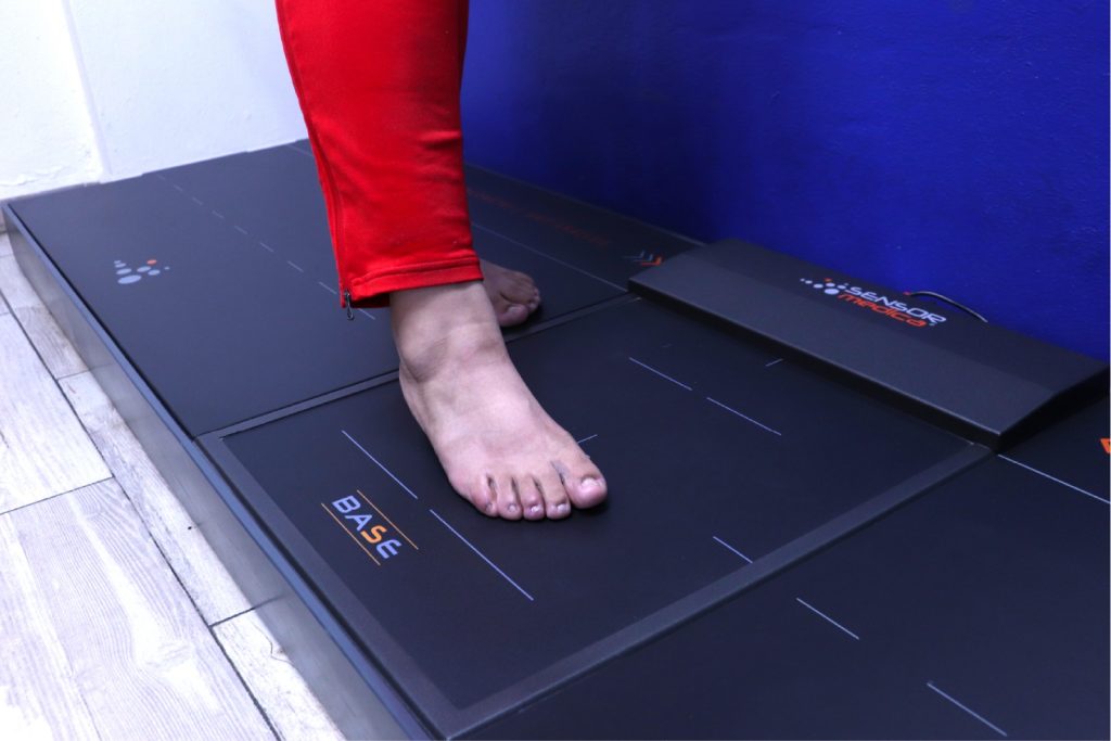 los pies de una mujer durante el estudio biomecánico